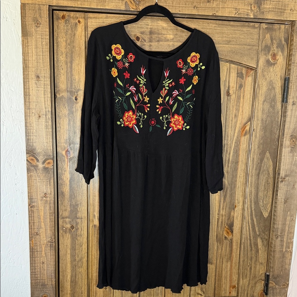 Chic Black Dress with Floral Embroidery
